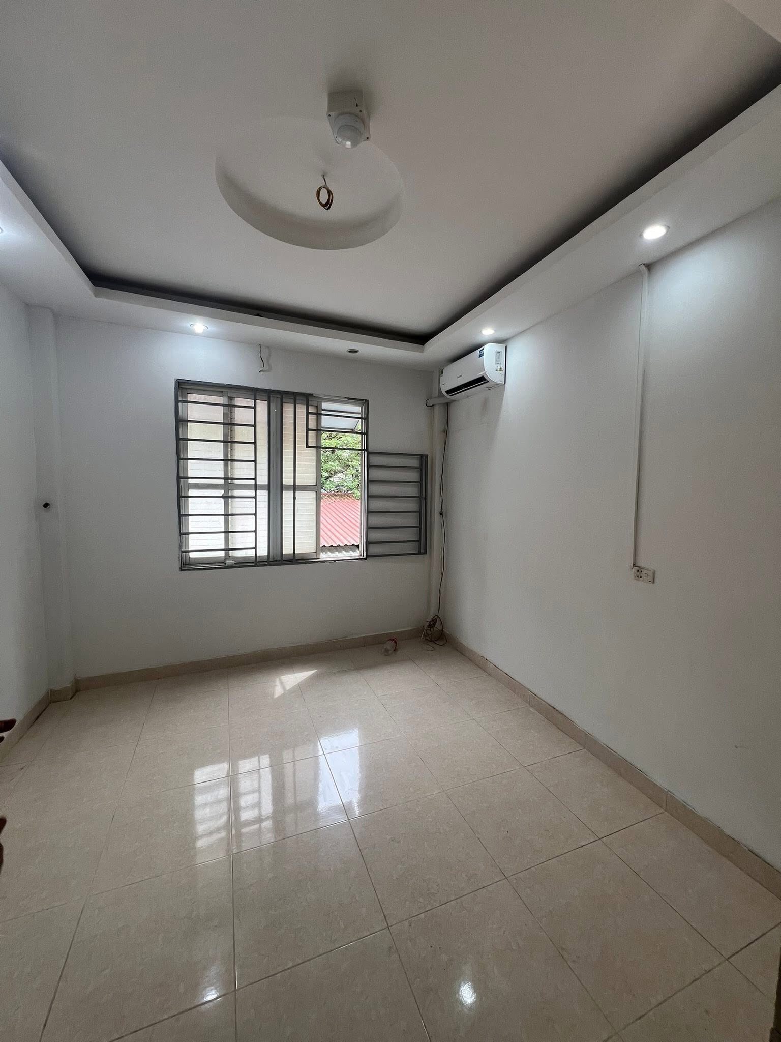 Cho thuê nhà ngõ ô tô Thái Hà, 3 tầng x 43m2, 3PN, 3 WC, 13.5 Triệu Spa, Nail, KD sạch, VP - Ảnh 1